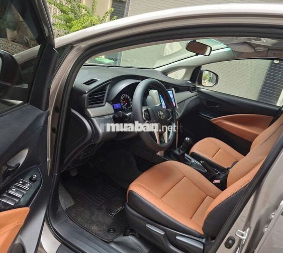 Cần bán xe Innova E sản xuất 2019 nâu đồng ánh kim