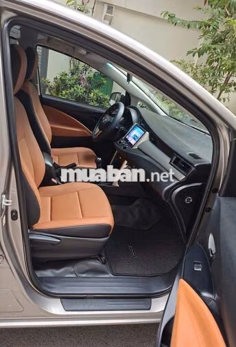 Cần bán xe Innova E sản xuất 2019 nâu đồng ánh kim