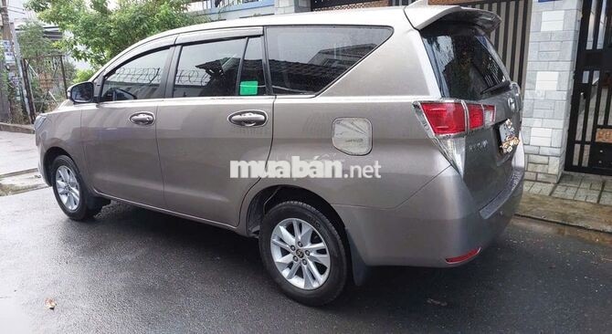 Cần bán xe Innova E sản xuất 2019 nâu đồng ánh kim