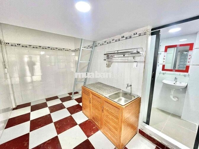 🔥PHÒNG GÁC CAO 2M SẴN MÁY LẠNH_THANG MÁY_CÁCH ĐH TÀI CHÍNH MKT 1,5KM