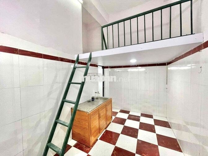 🔥PHÒNG GÁC CAO 2M SẴN MÁY LẠNH_THANG MÁY_CÁCH ĐH TÀI CHÍNH MKT 1,5KM