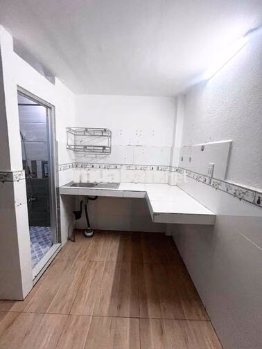 Phòng trọ bình dân có máy lạnh kệ bếp còn mới