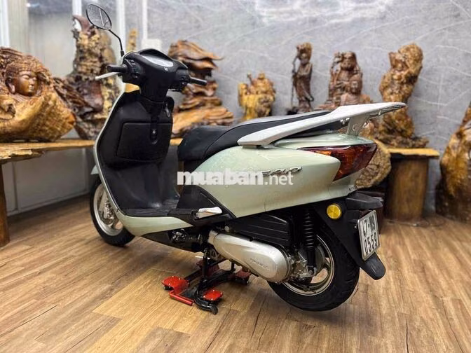 Honda Lead dàn áo liền lạc, máy bao êm