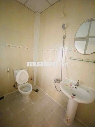 nhà góc 2MT KD sầm uất ngay chợ 5x16 gác lửng 2pn vỉa hè rộng rãi