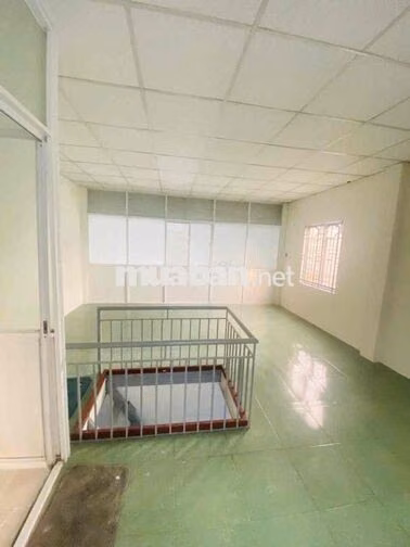 nhà góc 2MT KD sầm uất ngay chợ 5x16 gác lửng 2pn vỉa hè rộng rãi