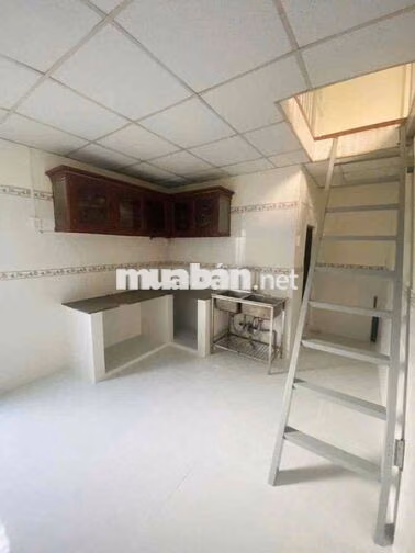 nhà góc 2MT KD sầm uất ngay chợ 5x16 gác lửng 2pn vỉa hè rộng rãi