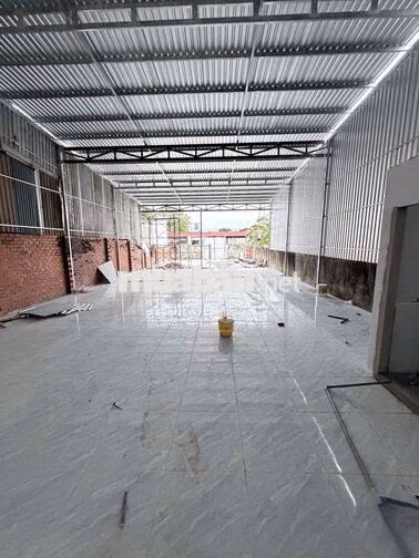 CHO THUÊ KHO 550m2 20tr - NỀN GẠCH MEN CÓ VĂN PHÒNG SÂN TRC SAU RỘNG