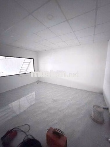 CHO THUÊ KHO 550m2 20tr - NỀN GẠCH MEN CÓ VĂN PHÒNG SÂN TRC SAU RỘNG