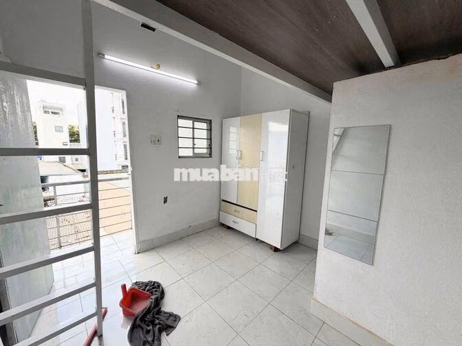 Phòng gác giá rẻ gần công viên Phần Mềm Quang Trung 
