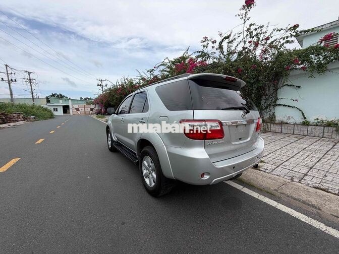 Toyota Fortuner 7 chỗ Xăng Số tự động Bạc