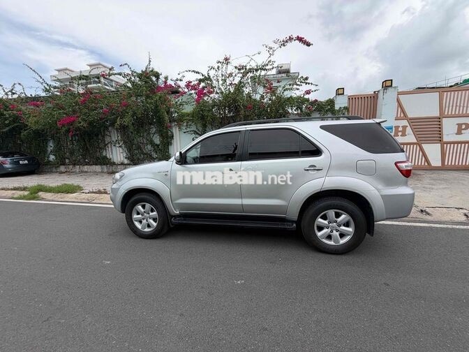 Toyota Fortuner 7 chỗ Xăng Số tự động Bạc