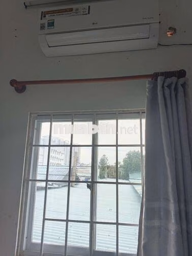 Cho nữ thuê phòng cửa sổ trời 1m.