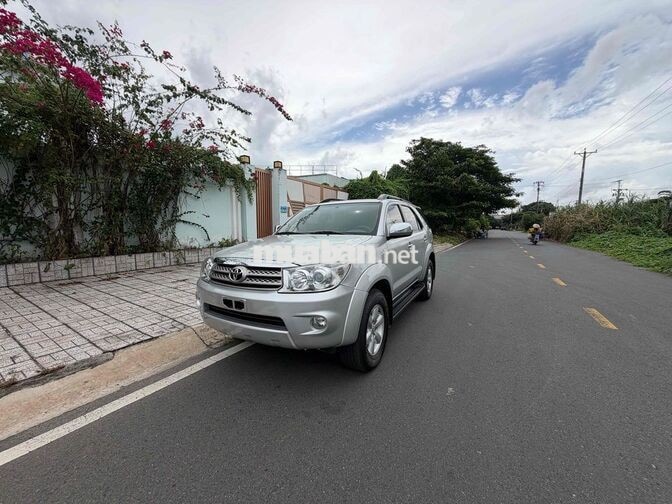 Toyota Fortuner 7 chỗ Xăng Số tự động Bạc
