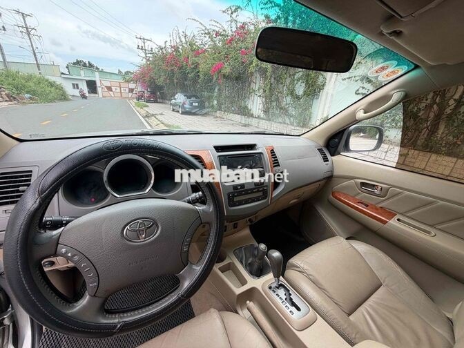 Toyota Fortuner 7 chỗ Xăng Số tự động Bạc