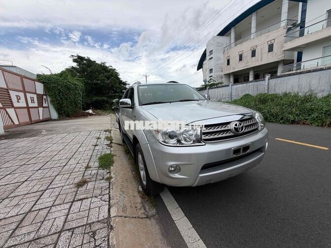 Toyota Fortuner 7 chỗ Xăng Số tự động Bạc