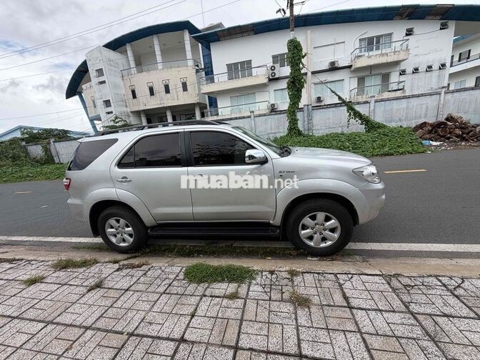 Toyota Fortuner 7 chỗ Xăng Số tự động Bạc