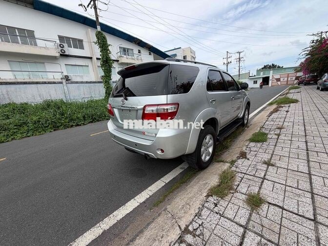 Toyota Fortuner 7 chỗ Xăng Số tự động Bạc