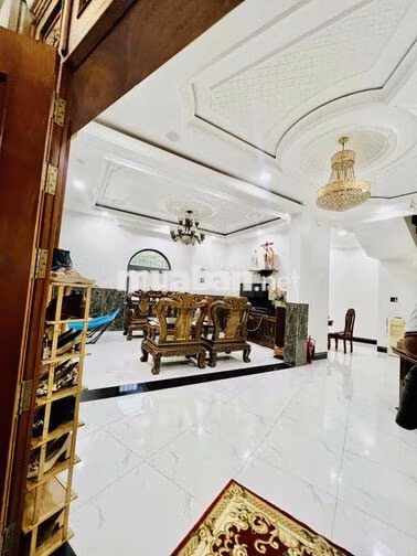 Cho Thuê Nguyên Biệt Thự DT 800m2 1Trệt 3Lầu 6Pn 5Wc Sân Vườn Y Hình