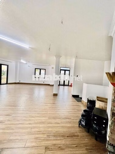 Cho Thuê Nguyên Biệt Thự DT 800m2 1Trệt 3Lầu 6Pn 5Wc Sân Vườn Y Hình