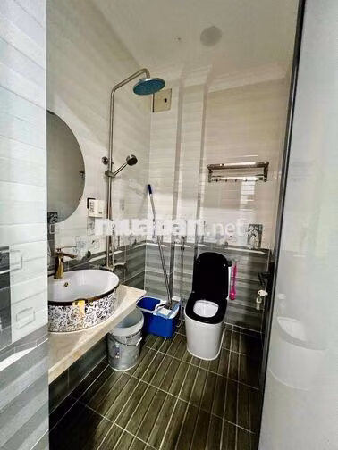 Cho Thuê Nguyên Biệt Thự DT 800m2 1Trệt 3Lầu 6Pn 5Wc Sân Vườn Y Hình