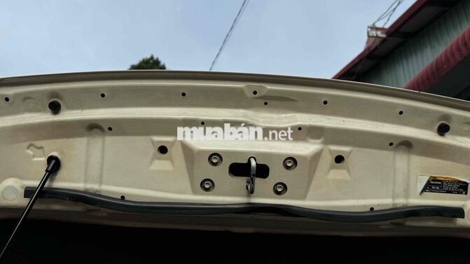 Toyota Innova 7 chỗ Số sàn Xăng Trắng