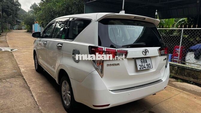 Toyota Innova 7 chỗ Số sàn Xăng Trắng