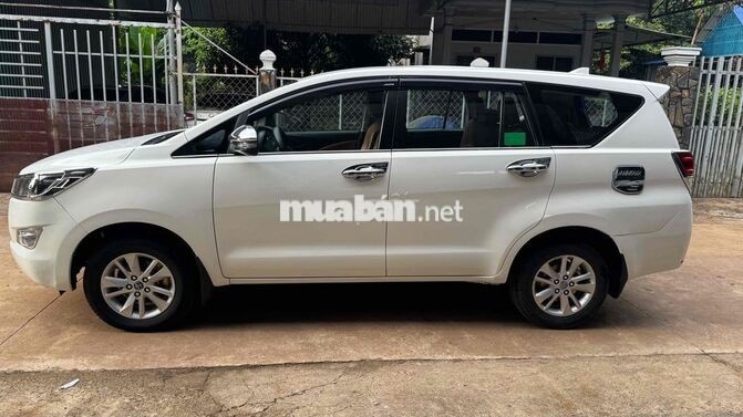 Toyota Innova 7 chỗ Số sàn Xăng Trắng