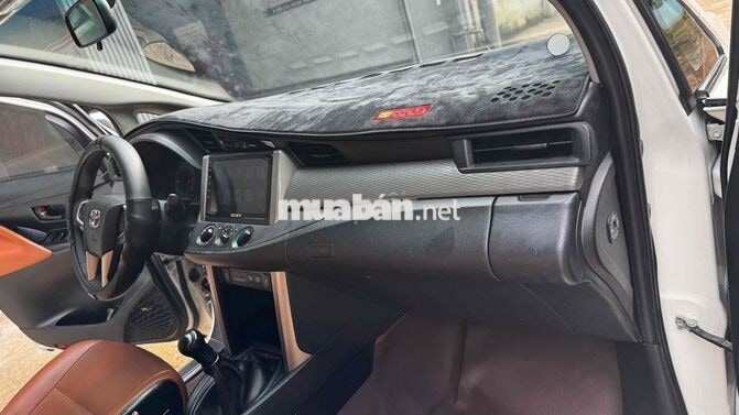 Toyota Innova 7 chỗ Số sàn Xăng Trắng