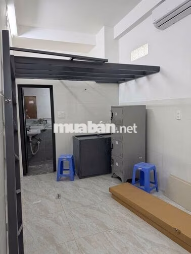CHDV ngay cổng sau đại học văn lang