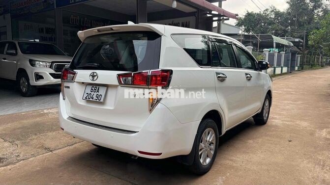 Toyota Innova 7 chỗ Số sàn Xăng Trắng