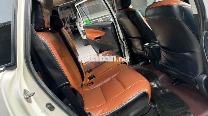 Toyota Innova 7 chỗ Số sàn Xăng Trắng