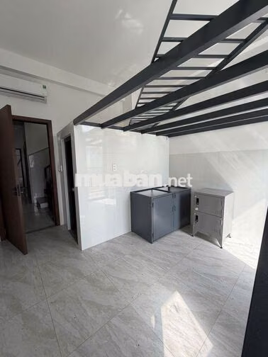 CHDV ngay cổng sau đại học văn lang