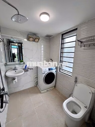 Thuê Gấp Phòng Ban Công Sáng Thoáng Trần Quốc Hoàn; Full Đồ Ở Luôn