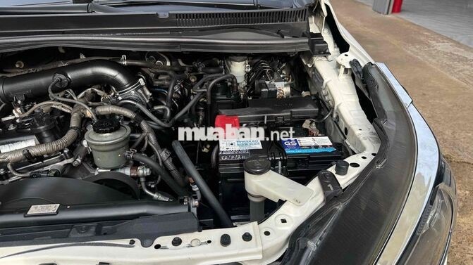 Toyota Innova 7 chỗ Số sàn Xăng Trắng