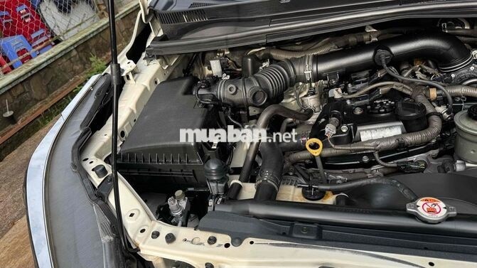 Toyota Innova 7 chỗ Số sàn Xăng Trắng