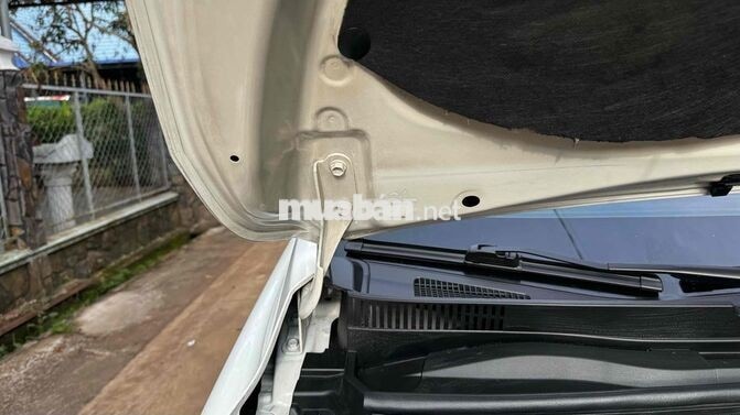 Toyota Innova 7 chỗ Số sàn Xăng Trắng