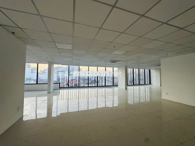 CHO THUE TOÀ NHÀ GÓC 2 MẶT TIỀN 1.300M2 TRUNG TÂM QUẬN 5