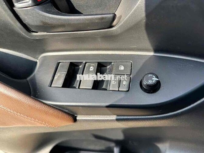 Toyota Innova 2.0E 2020 Vàng cát Số sàn