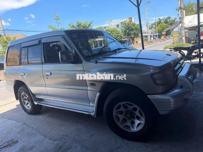 Mitsubishi Pajero 5 chỗ Bạc