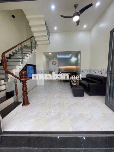 Cho Thuê Nhà Mới Xây DT 180m2 1Trệt 2Lầu 4Pn 3Wc Sân Đậu Ôtô
