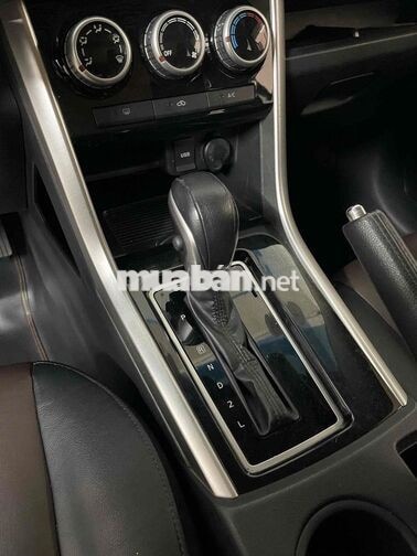 Mitsubishi Xpander Cross 7 chỗ màu Cam