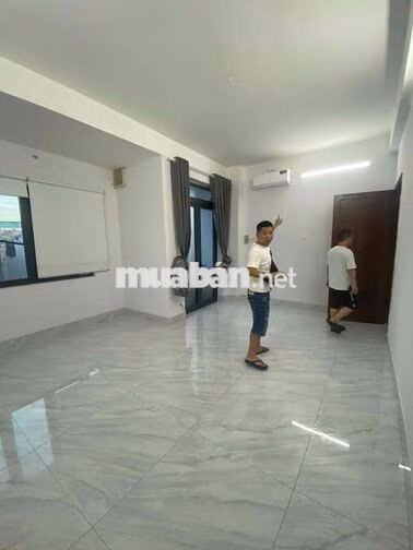 Nhà khu tên lửa đường kinh doanh 7 phòng 6x22m 3.5 tấm 10máy lạnh 42tr