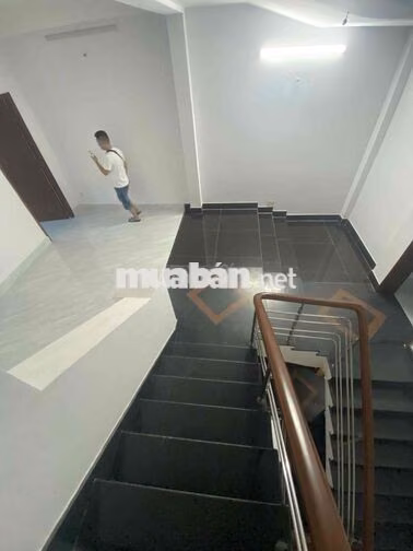 Nhà khu tên lửa đường kinh doanh 7 phòng 6x22m 3.5 tấm 10máy lạnh 42tr