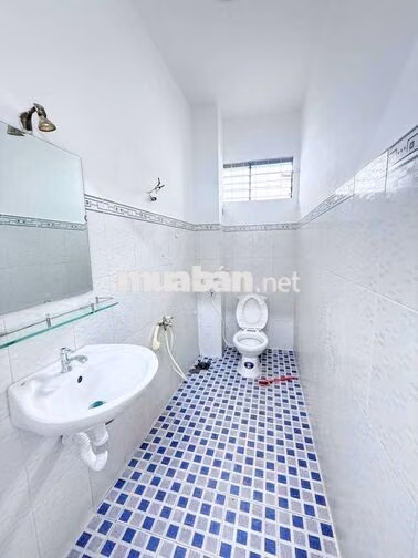 XE HƠI ĐẬU CỬA – 2 TẤM – HOÀN CÔNG ĐỦ – SỔ A4 – NHÀ MỚI Ở NGAY