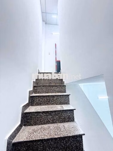 XE HƠI ĐẬU CỬA – 2 TẤM – HOÀN CÔNG ĐỦ – SỔ A4 – NHÀ MỚI Ở NGAY