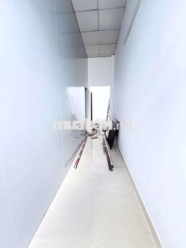 XE HƠI ĐẬU CỬA – 2 TẤM – HOÀN CÔNG ĐỦ – SỔ A4 – NHÀ MỚI Ở NGAY