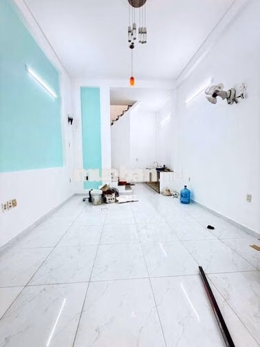 XE HƠI ĐẬU CỬA – 2 TẤM – HOÀN CÔNG ĐỦ – SỔ A4 – NHÀ MỚI Ở NGAY