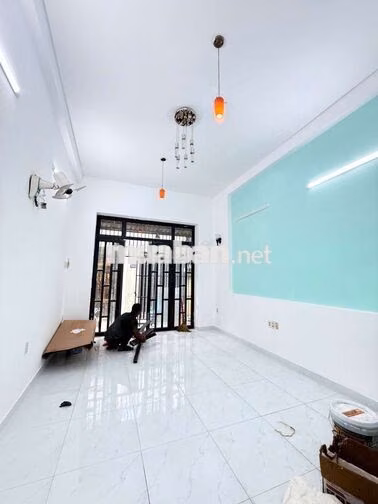 XE HƠI ĐẬU CỬA – 2 TẤM – HOÀN CÔNG ĐỦ – SỔ A4 – NHÀ MỚI Ở NGAY
