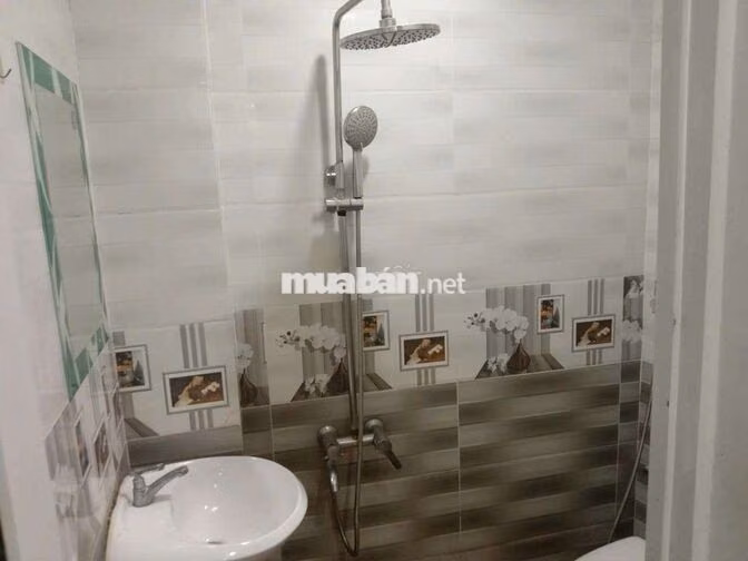 cần sang lại nhà nguyên căn cho thuê 3pn 3wc gần CMT8