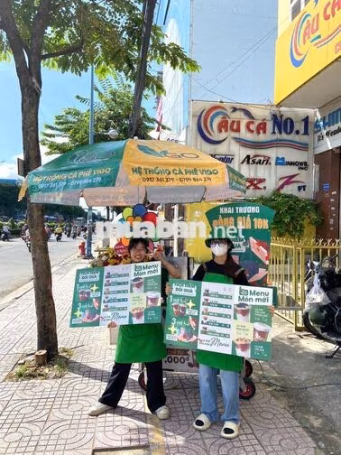 Nhân Viên Bán Cà Phê Mang Đi Buổi Sáng